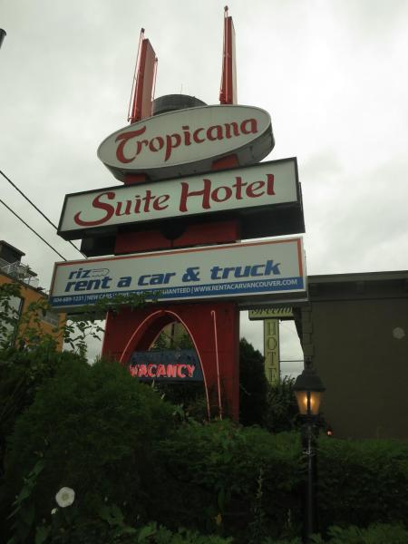Na zdjęciu widoczny jest obiekt Tropicana Suite Hotel położony w mieście Vancouver.