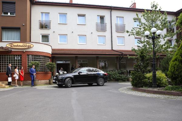 Auf dem Foto ist das Objekt Restauracja Hotel VIP in der Stadt Popów zu sehen.