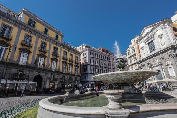 Na foto é possível ver o objeto Domus Zapata localizado na cidade de Naples.