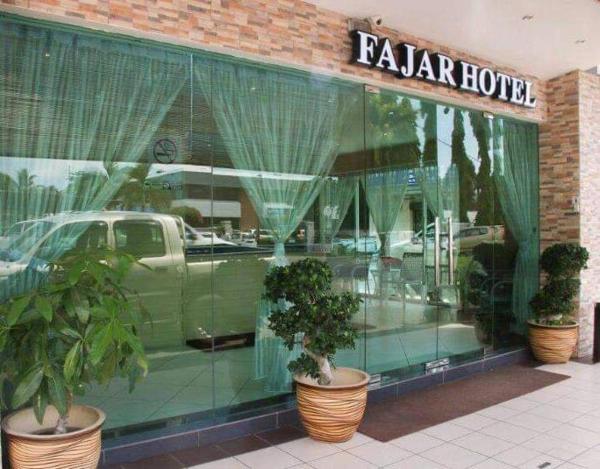 Na fotografii je vidět objekt Fajar Hotel nacházející se ve městě Lahad Datu.