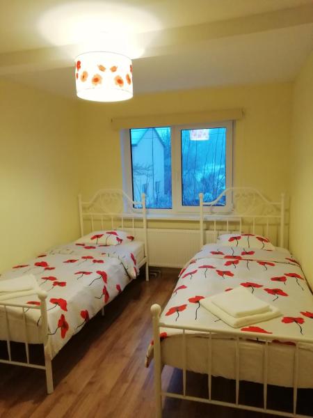 A la foto es mostra l'objecte Krusttēvu māja situat a la ciutat de Peltes.