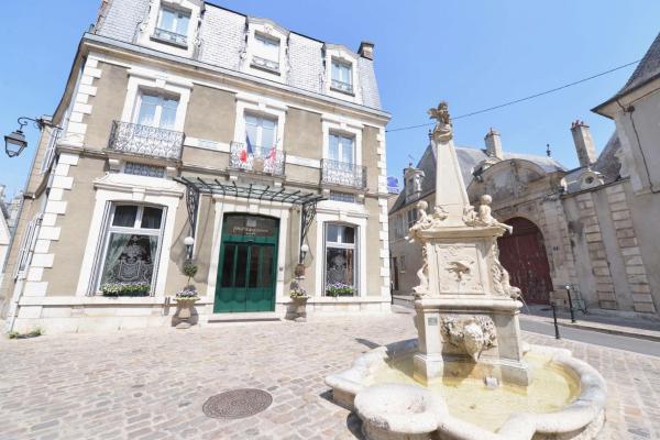 På billedet ses objektet Best Western Plus Hôtel D'Angleterre - Centre historique beliggende i byen Bourges.