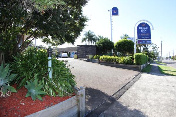 The photo shows the Reign Inn Newcastle located in the city of Minmi.