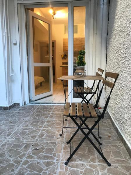 A la foto es mostra l'objecte Two Houses Petralona situat a la ciutat de Atenes.