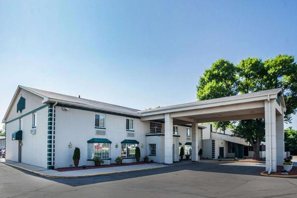 Na fotografii je vidět objekt Quality Inn & Suites Des Moines - Merle Hay Road nacházející se ve městě Urbandale.