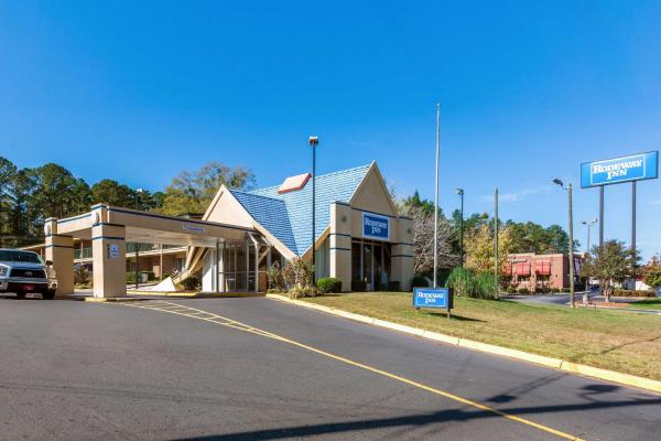 Na fotografii je vidět objekt Super 8 by Wyndham Macon GA nacházející se ve městě Macon.