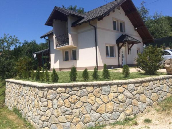 Na foto é possível ver o objeto Charming Luxury Villa localizado na cidade de Svrake.