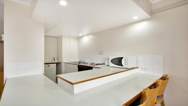 Kuva 2: Studio with balcony at College St
