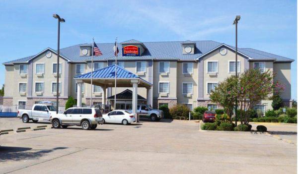 A la foto es mostra l'objecte FairBridge Inn & Suites Cleburne situat a la ciutat de Cleburne.