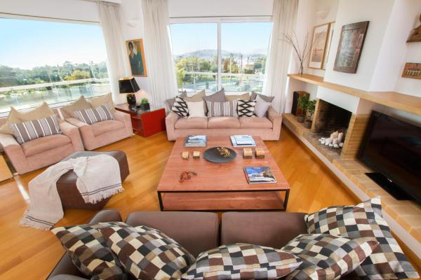 A la foto es mostra l'objecte Athens luxurious apartment - sea view! situat a la ciutat de Atenes.