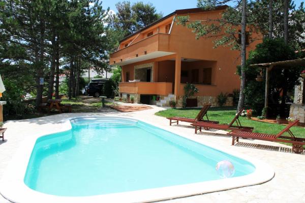 A la foto es mostra l'objecte Apartments Lili I situat a la ciutat de Baška.