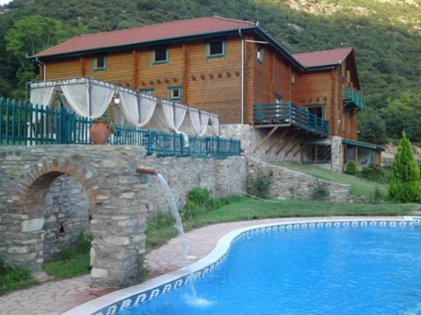 På bildet vises objektet Dionysus Village Resort som ligger i byen Mousthéni.