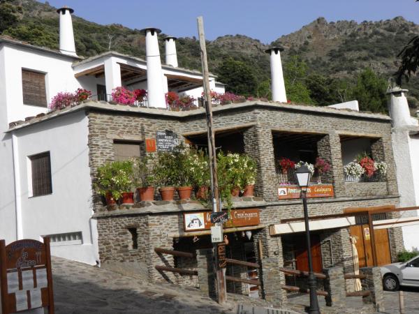 A la foto es mostra l'objecte Apartamentos Casalpujarra situat a la ciutat de Bubión.