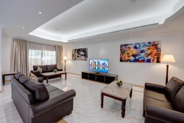 Na fotografii je vidět objekt J5 Four Bedroom Villa Holiday home in Mirdif nacházející se ve městě Dubaj.