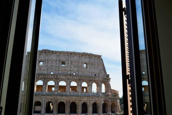 Foto 1: jacuzzi in front of the colosseum