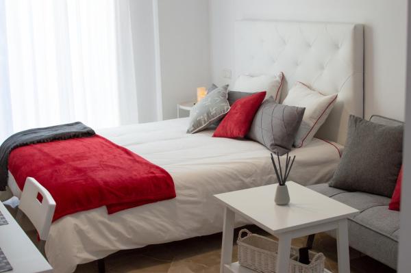 Na zdjęciu widoczny jest obiekt Apartamentos Océanos położony w mieście Malaga.