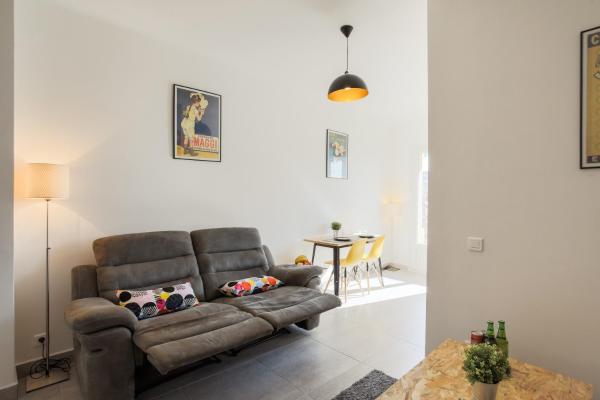 A la foto es mostra l'objecte Chic appartement Centre NICE au calme vue colline situat a la ciutat de Niça.