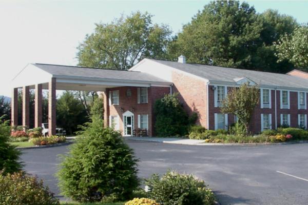 The photo shows the Americourt Hotel and Suites - Elizabethton located in the city of Hampton.