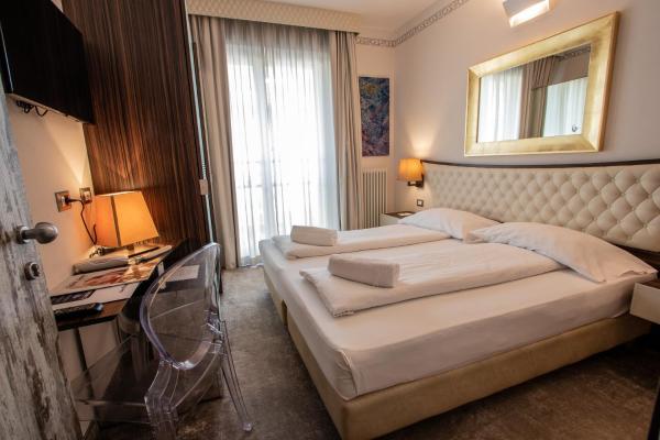 A la foto es mostra l'objecte Hotel Corona situat a la ciutat de Tirano.