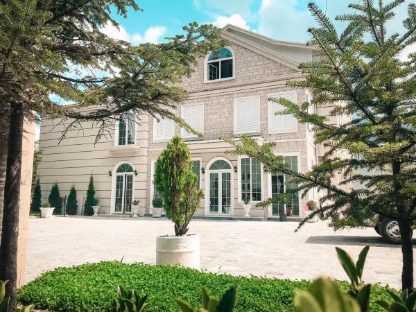 Na zdjęciu widoczny jest obiekt Hotel Devi położony w mieście Rehovë.