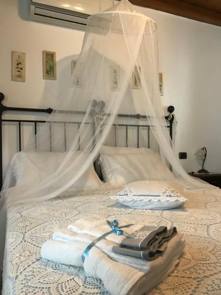 The photo shows the B&B La Casa della Nonna located in the city of Viterbo.