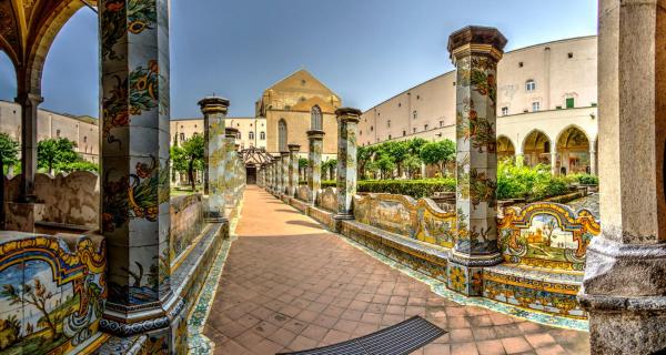 Na foto é possível ver o objeto Casa del Sole localizado na cidade de Naples.