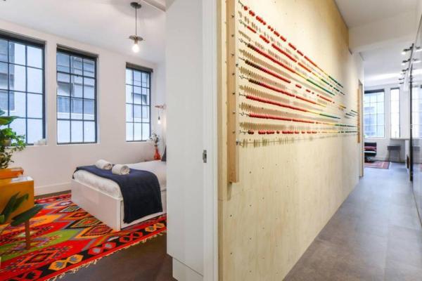 På billedet ses objektet Spacious Designer Warehouse Melbourne CBD Apartment beliggende i byen Melbourne.