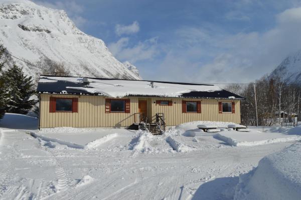 Auf dem Foto ist das Objekt Lyngenfjord, Frøyas hus in der Stadt Ysteby zu sehen.
