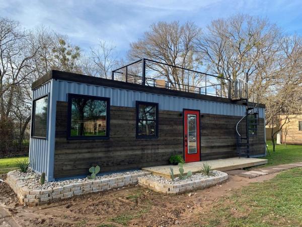 Na zdjęciu widoczny jest obiekt The Hacienda Beautiful New Container Home 12 min to Magnolia położony w mieście Waco.