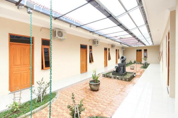A la foto es mostra l'objecte RedDoorz near Balekambang City Park situat a la ciutat de Solo.