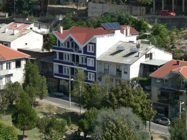 På billedet ses objektet Hotel Leder beliggende i byen Kočani.