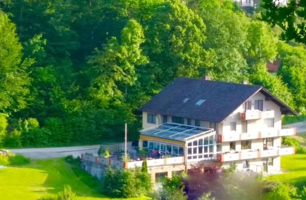 På billedet ses objektet Hotel-Pension Haus Hubertus beliggende i byen Hirschbach.