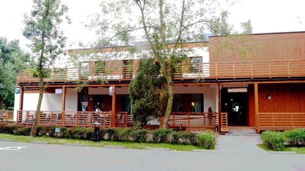 Na zdjęciu widoczny jest obiekt Hotel i Camping Tramp położony w mieście Toruń.