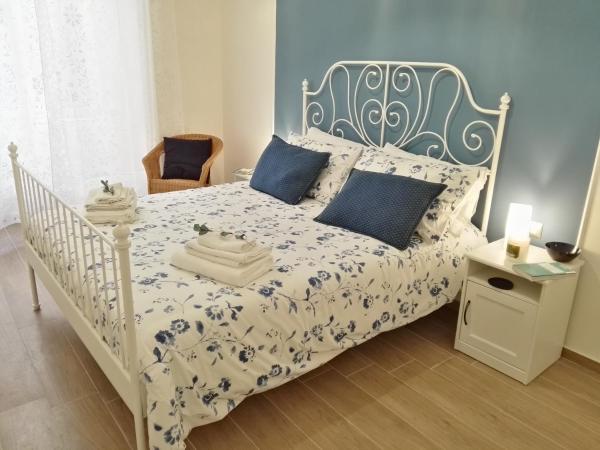 Na foto é possível ver o objeto A casa di Chiara localizado na cidade de Naples.
