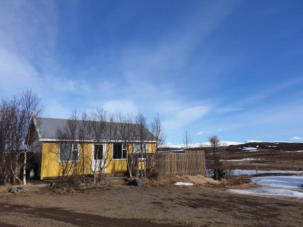 На фото показан объект Við-Bót Riverside Cottage, расположенный в городе Эйильсстадир.