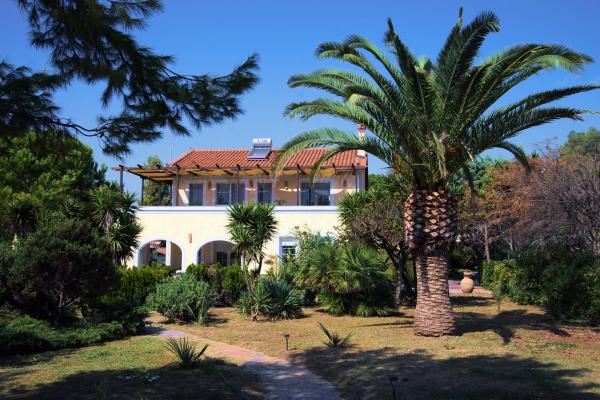 The photo shows the Enjoy Beach Holidays all Year Around located in the city of Livadhákia.
