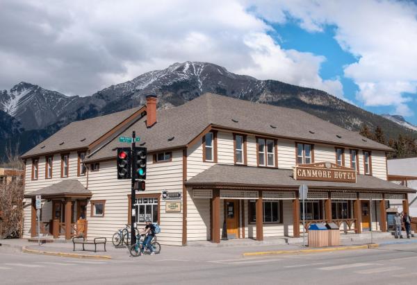 Na zdjęciu widoczny jest obiekt PARTY HOSTEL - The Canmore Hotel Hostel położony w mieście Canmore.