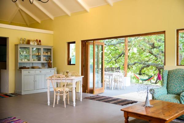 A la foto es mostra l'objecte Laughing Waters Farm situat a la ciutat de Stanford.