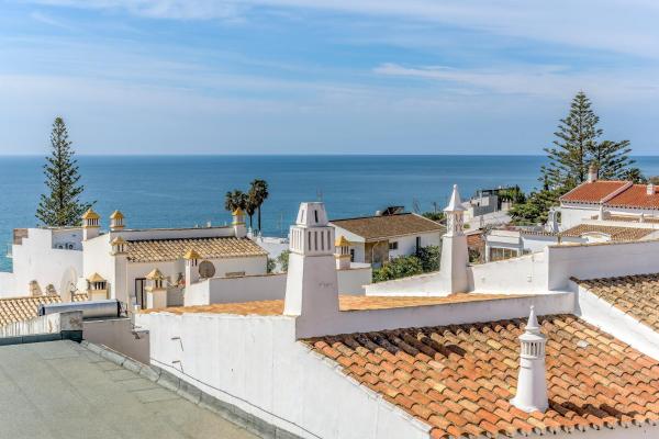 Na fotografii je vidět objekt FLH Praia da Luz Apartment with Balcony nacházející se ve městě Luz.