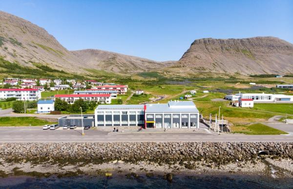 På bilden syns objektet Fosshotel Westfjords som ligger i staden Bíldudalur.