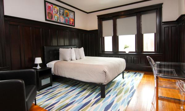 A la foto es mostra l'objecte A Stylish Stay w/ a Queen Bed, Heated Floors.. #37 situat a la ciutat de Brookline.