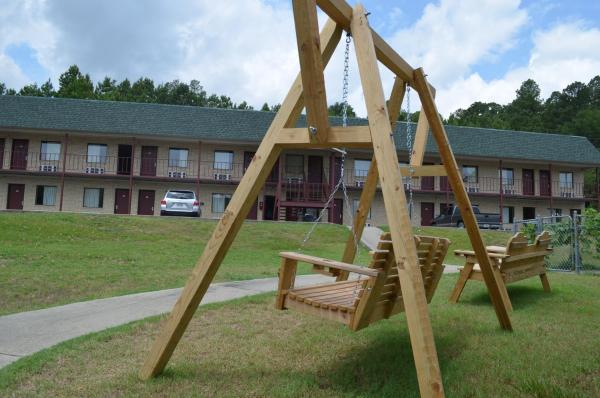 Na fotografii je vidět objekt Ouachita Mountain Inn nacházející se ve městě Caddo Gap.