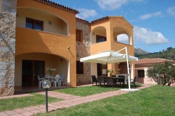 Na zdjęciu widoczny jest obiekt Luna Case Vacanza położony w mieście San Teodoro.