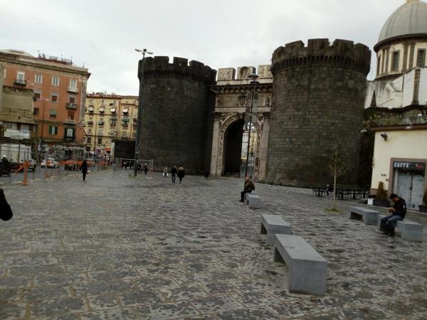 Na foto é possível ver o objeto La dimora aragonese localizado na cidade de Naples.