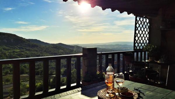 På billedet ses objektet Entre Terre et Ciel. beliggende i byen Saignon.
