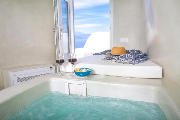 På billedet ses objektet White Cave House beliggende i byen Oia.