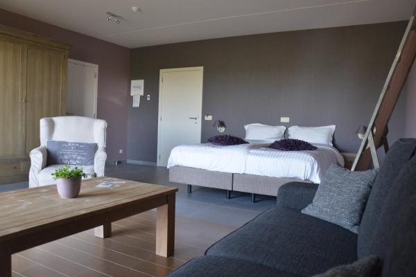 The photo shows B&B Nieuwhof located in the city of Zevekote.