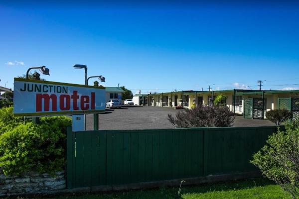 Na zdjęciu widoczny jest obiekt Junction Motel Sanson-Truck Motel położony w mieście Halcombe.