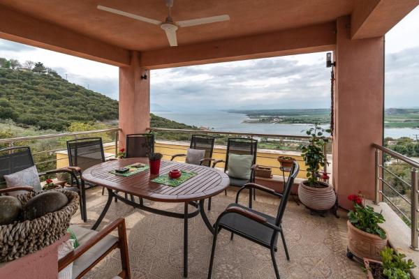 A la foto es mostra l'objecte Villa Neraida situat a la ciutat de Velventos.