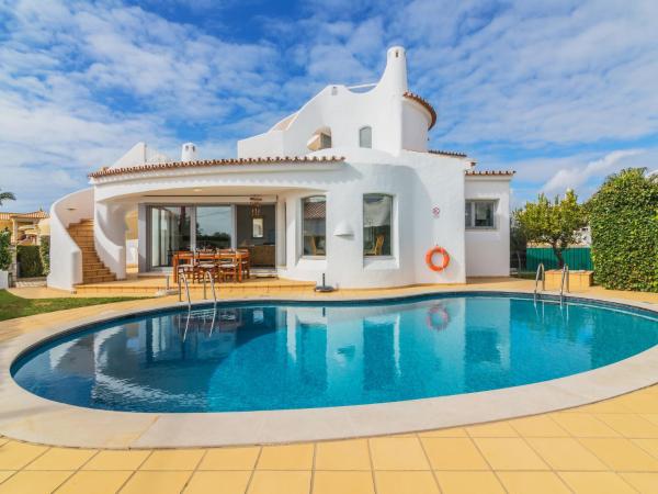 写真にはPatroves市にあるVilla Arribas Villa by Interhomeが写っています。